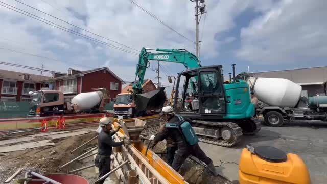 スチールリスト製チルトローテーターを活用したコンクリート打設🔥

専用のコンクリート打設アタッチメントを装着すれば、狙った場所にピンポイントでアプローチ可能に！狭い現場や複雑な角度でも作業効率が劇的にアップし、職人さんの負担も大きく軽減します👷‍♂️✨

#スチールリスト #チルトローテーター #コンクリート打設 #重機アタッチメント #建設DX